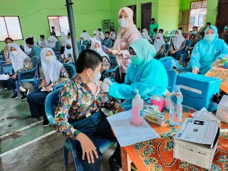 Di Sanga Desa, Ribuan Pelajar Disuntik Vaksin