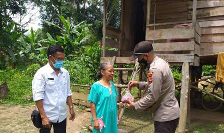 Bagikan Sembako dan Daging Segar