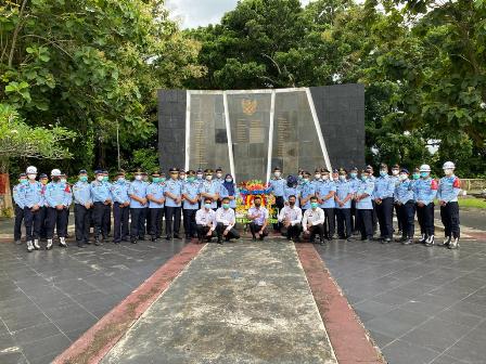 Kenang Para Pahlawan, Lakukan Tabur Bunga