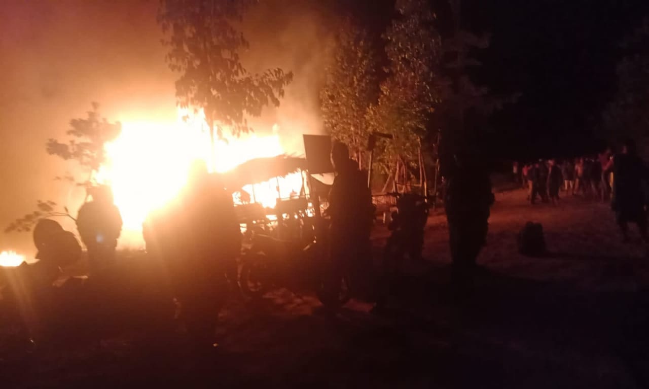 Ratusan Massa Bakar Pos PT BPP Bayung Lencir