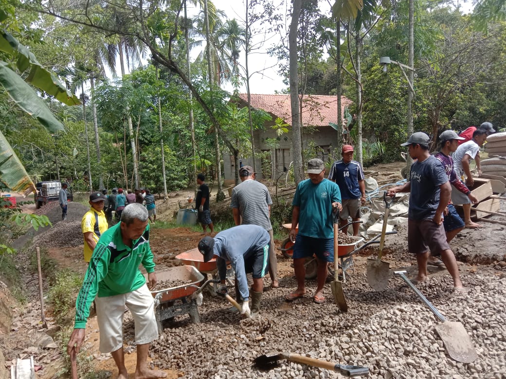 Kurang Panjang, Warga Swadaya Cukupi Cor Jalan