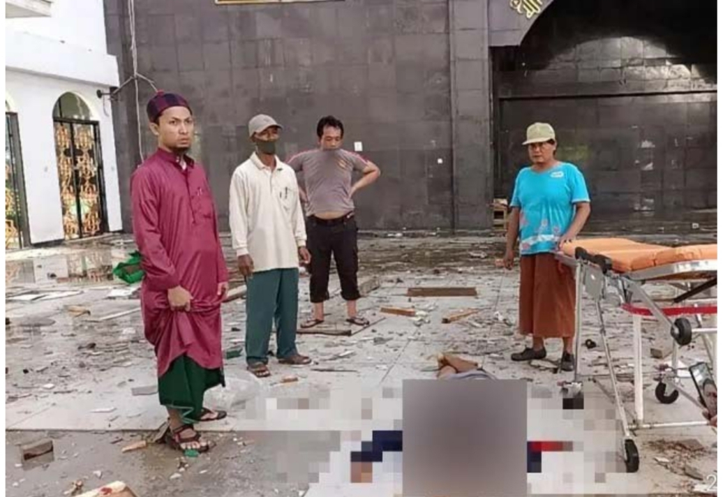 Jatuh Saat Perbaiki Atap Masjid, Buruh Bangunan Tewas