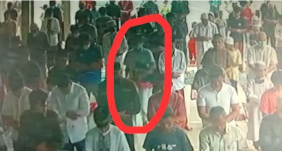 Pura-pura Ikut Salat Jumat, Pencuri Kotak Amal Masjid Terekam CCTV