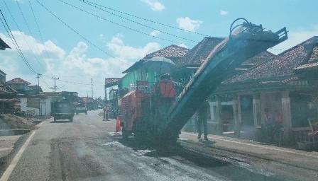 Bahayakan Pengendara Melintas