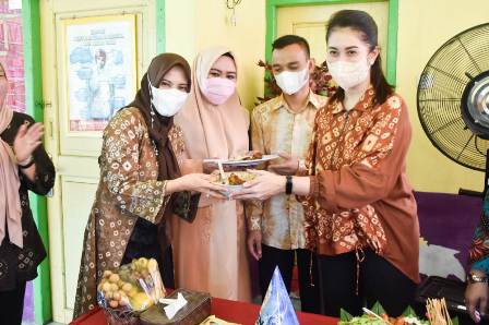 Potong Tumpeng Bareng Emak-emak