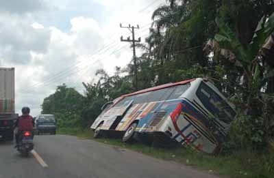 Hindari Tabrakan, Bus AKAP Nyaris Terbalik