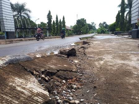 Fasilitas Tugu Batas Banyak Rusak