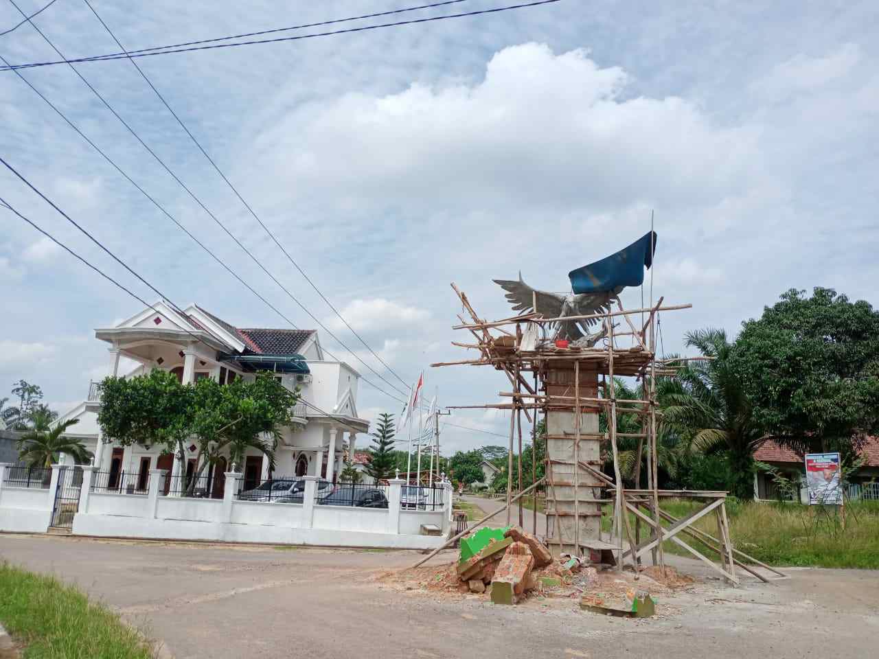 Tugu Rajawali, Ikon Desa Mekar Jadi