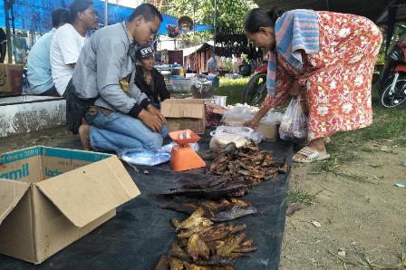 Penjualan Ikan Salai Masih Lesu