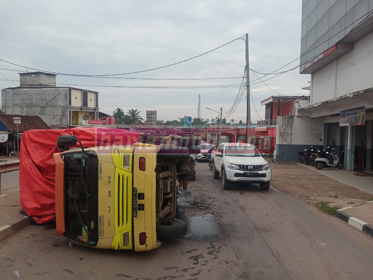 Truk Bawa Buah Terbalik Disekitar Jembatan Sungai Lilin