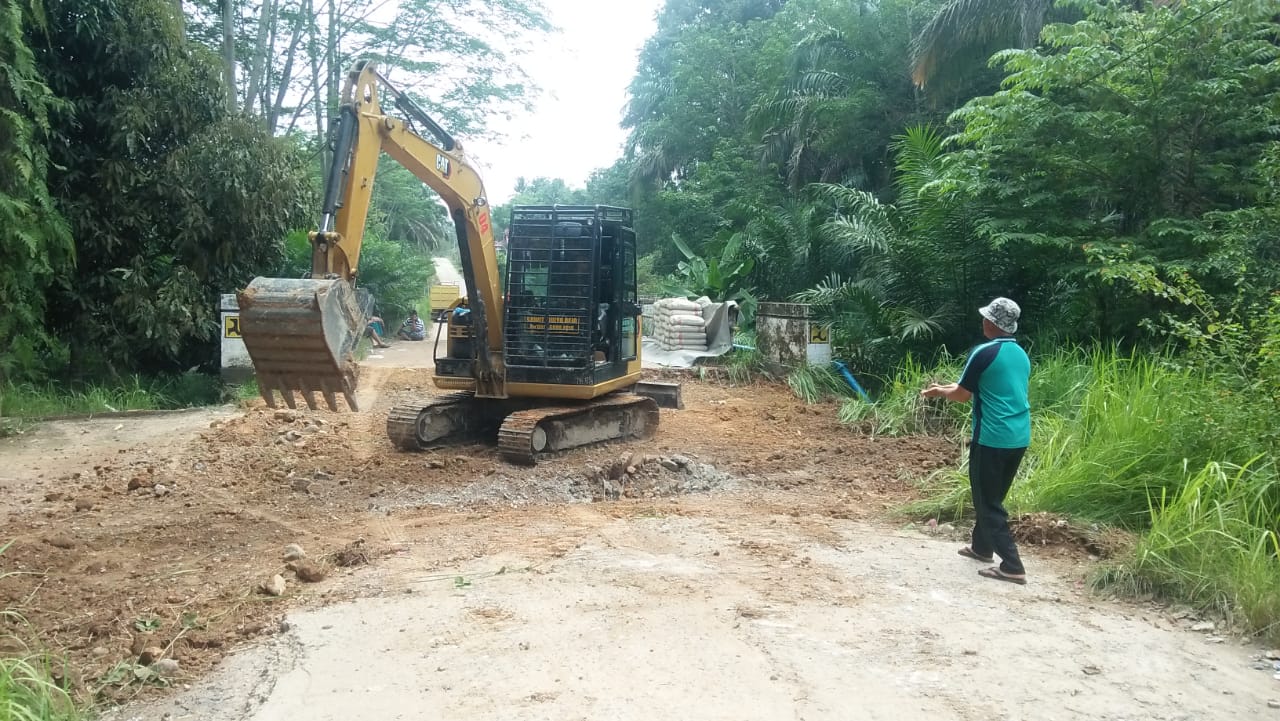 Warga Sukadamai Baru Swadaya Benahi Jalan Poros Desa