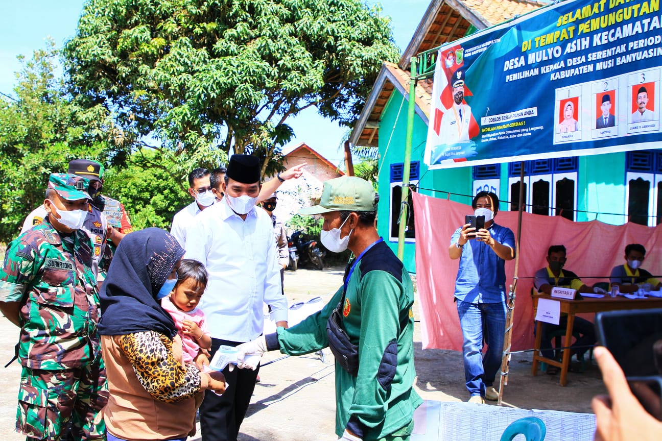 Bersama Forkopimda Pantau Pilkades, Plt Bupati Beni Hernedi Ngantor di Keluang