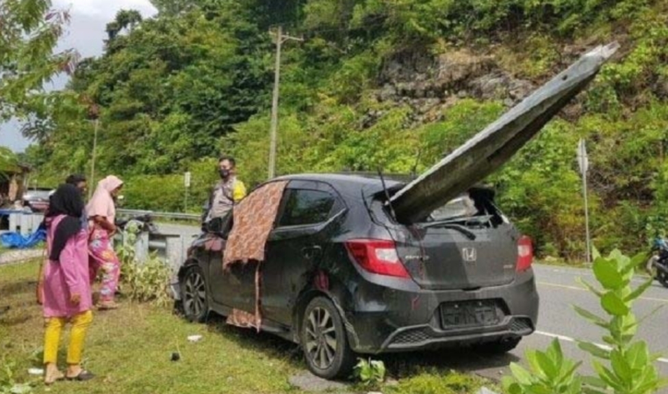 Honda Brio Alami Kecelakaan Mengerikan, Tertusuk Seperti Sate