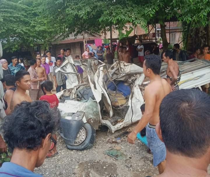 Diduga Tidak Kuat Nanjak di Kaliberau, Fuso Muatan Tiang Listrik \