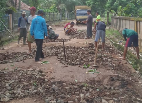 Swadaya Benahi Jalan Dalam Dusun