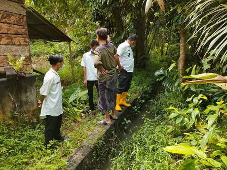 Lurah Kelurahan Ngulak Tinjau Kondisi Saluran Air di Empat RT