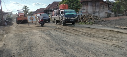 Tutup Mulut dan Hidung, Akibat Perbaikan Jalan tak Kunjung Selesai