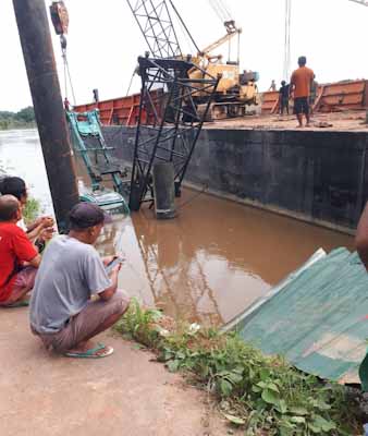 Alat Berat Nyemplung ke Sungai Musi