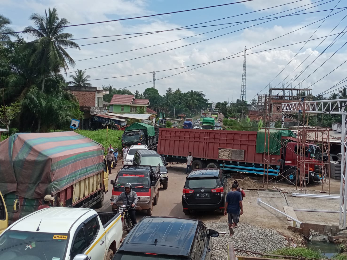 Fuso Belum Berhasil Dievakuasi, Kemacetan Tambah Parah