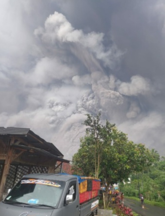 Warga Panik Gunung Semeru Erupsi Disertai Awan Panas