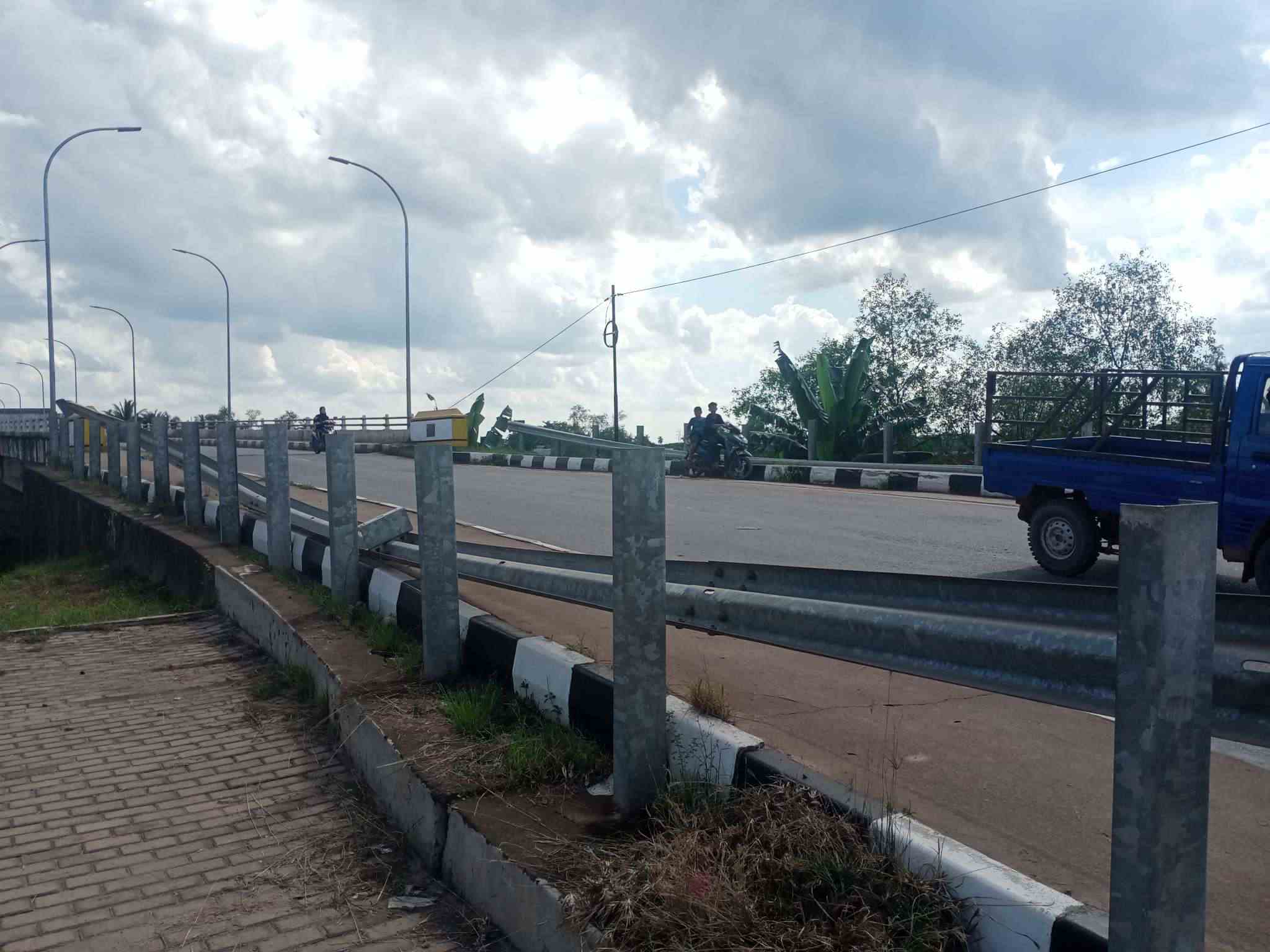 Besi Pembatas Jembatan Lilin Banyak Lepas, Diduga Beberapa Bagian Hilang Dicuri