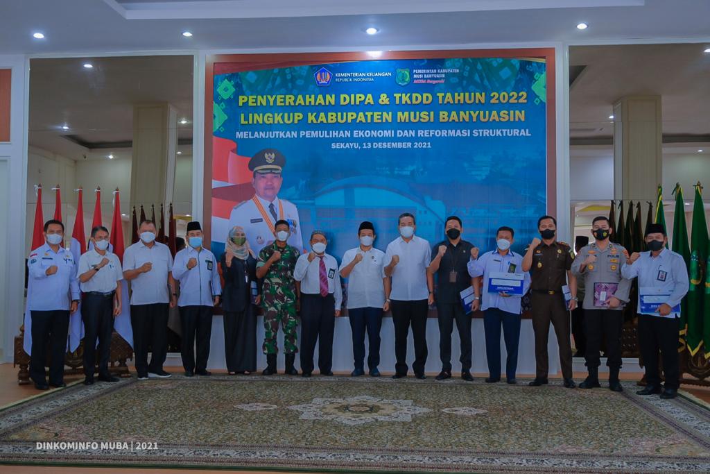 Plt Bupati Hernedi Serahkan DIPA dan TKDD 2022