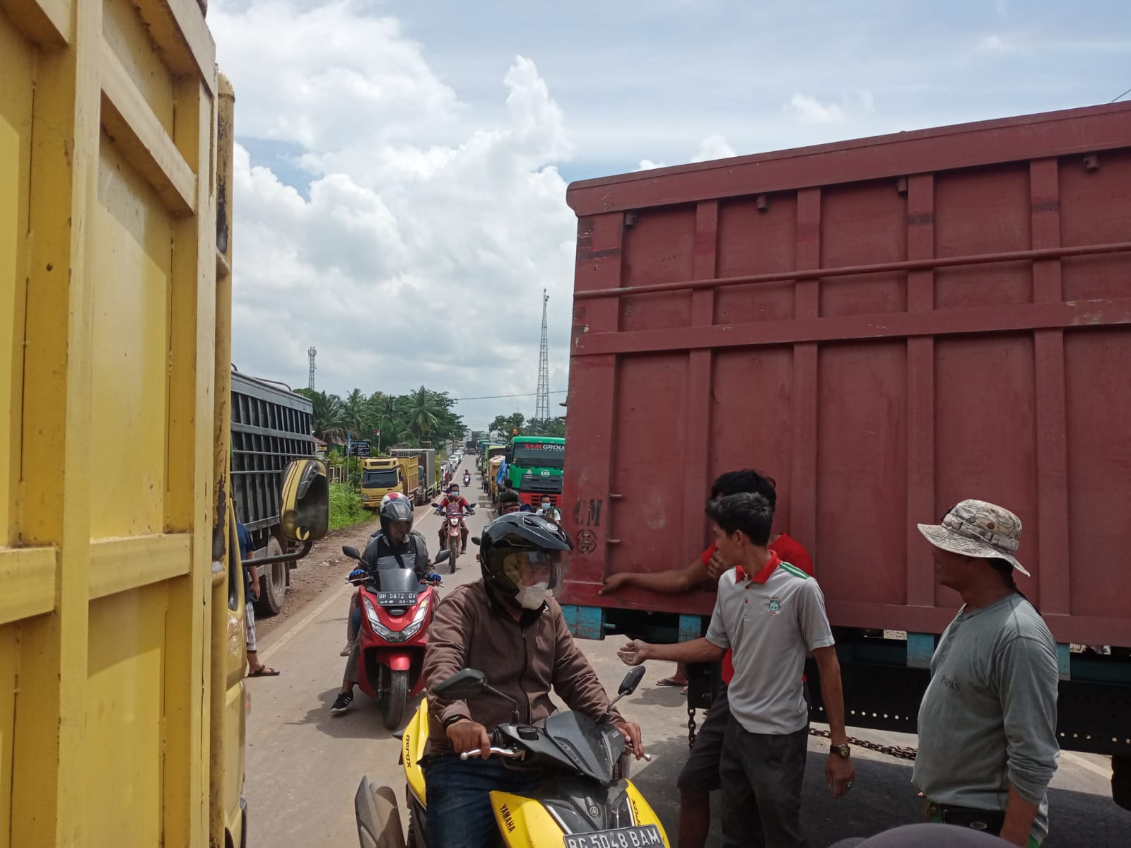 Gara-gara Fuso Bawa Semen Terjebak Dibahu Jalan, Jalintim Macet