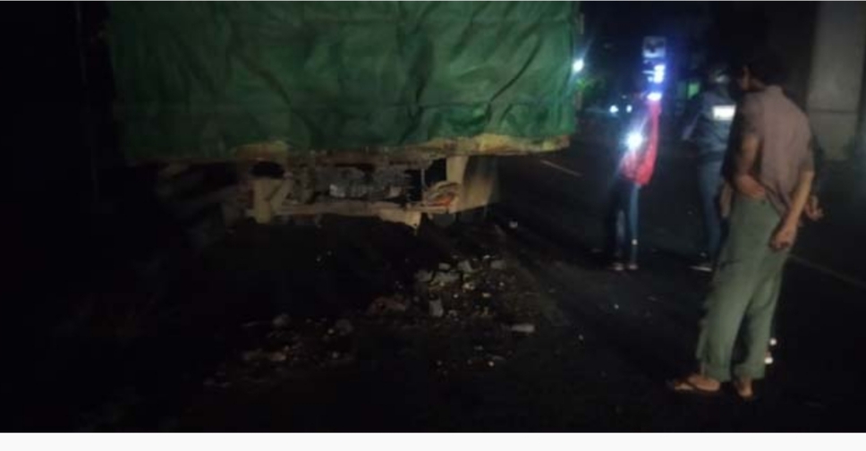 Lampu Jalan Mati, Seorang Pengendara Motor Tewas Menabrak Truk Fuso Sedang Parkir