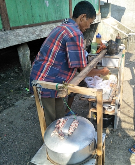 Pedagang Bakso Pikul, Laris Manis