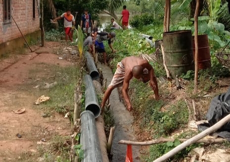 Hindari Banjir, Warga Swadaya Buat Saluran Air