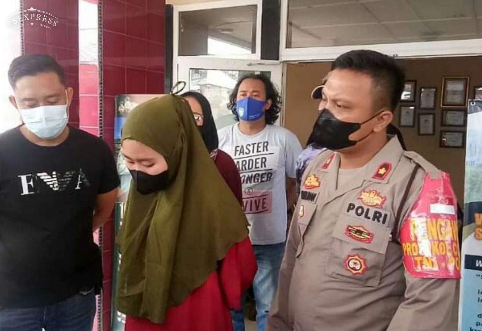 Wanita Cantik Jualan Sabu Diupah Sabu