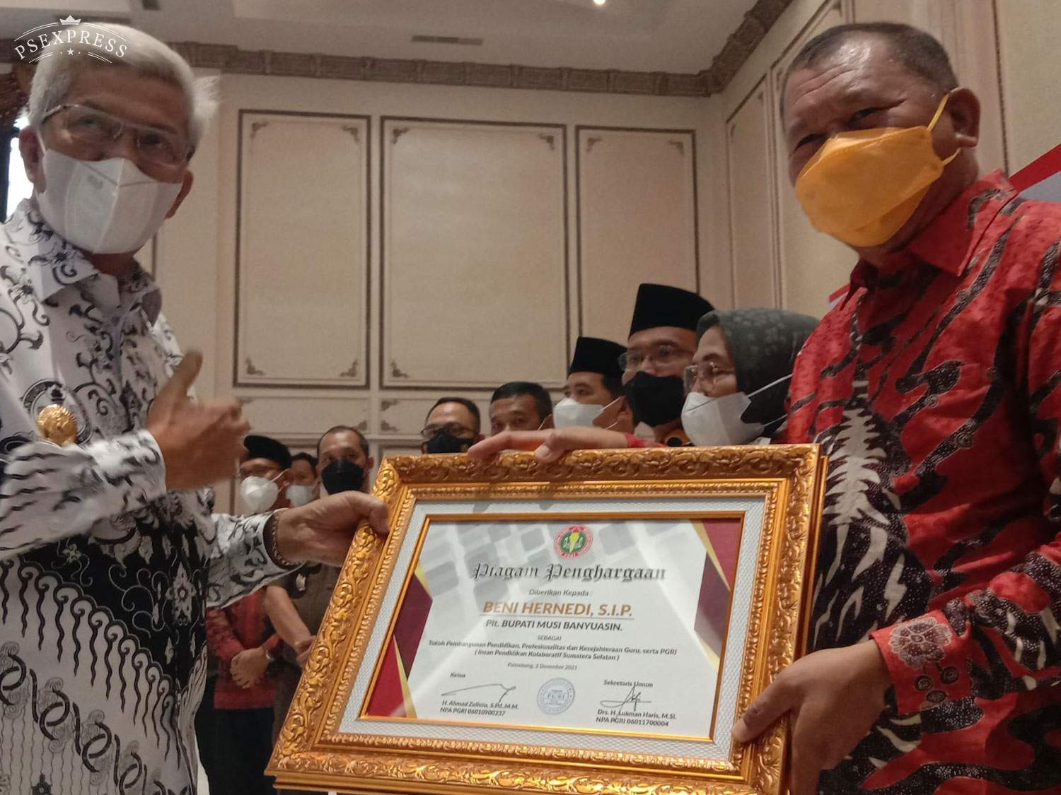 Tingkatkan Kesejahteraan Guru, Plt Bupati Beni Hernedi Dapat Penghargaan dari PGRI