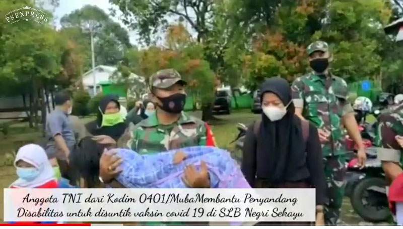 Babinsa Koramil Sekayu Gendong Disabilitas untuk Divaksinasi