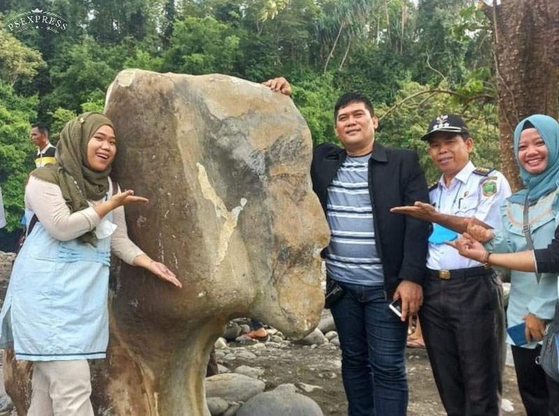 Heboh, Penemuan Batu Mirip Wajah Manusia