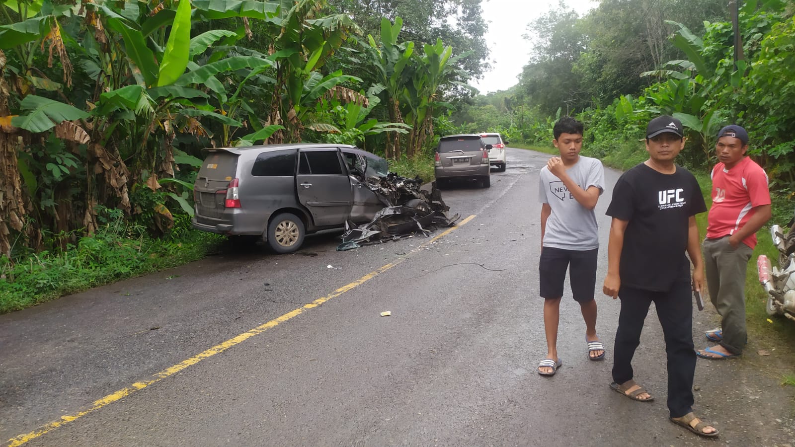 Hindari Lobang, Travel Tabrak Truk, 6 Orang Luka-luka