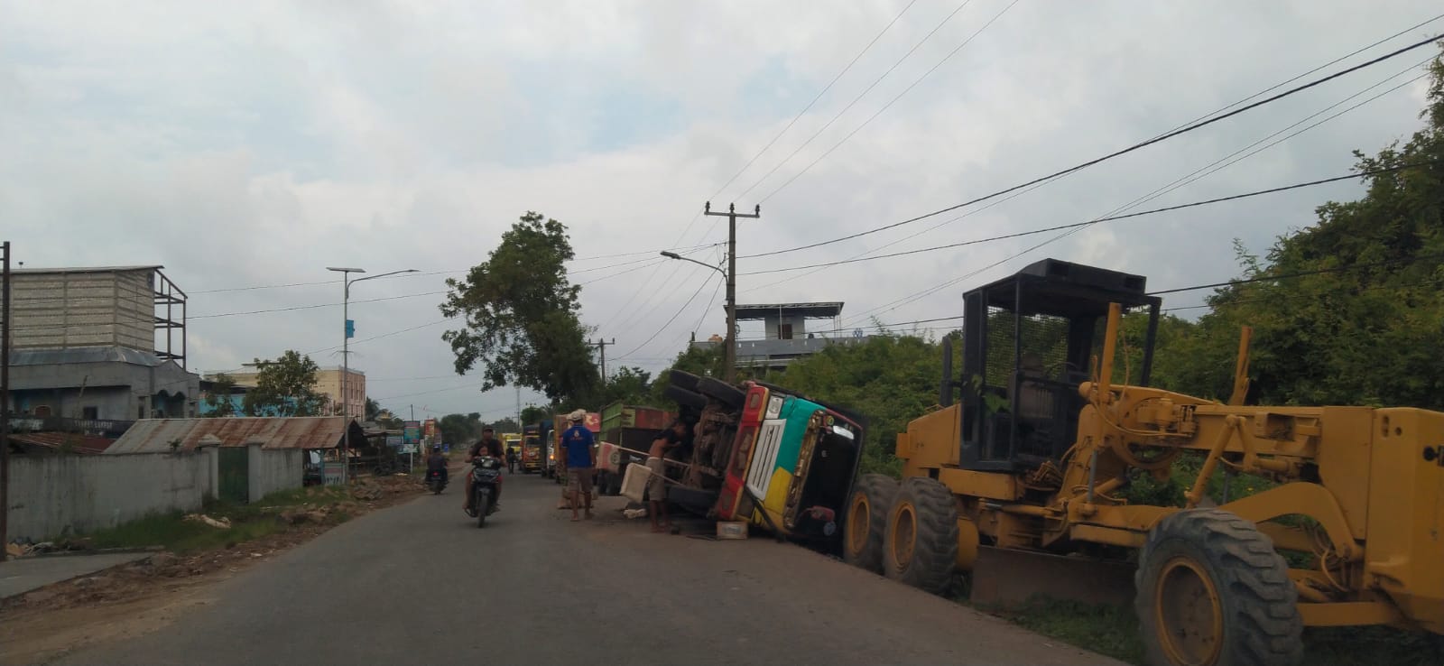 Truk Muatan Batu Bara Buat Macet