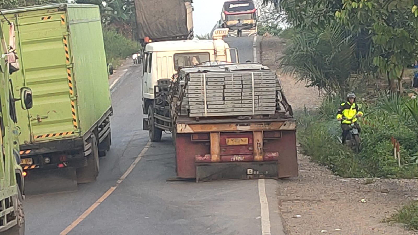 Truk Trailer Mogok, Jalintim di Kaliberau Macet