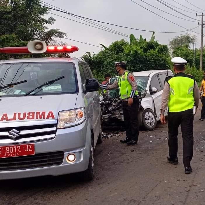 Diduga Pengemudi Ngantuk, Minibus Wuling Hantam Truk Fuso