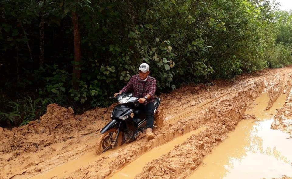 Musim Hujan, Akses Darat Desa Ulak Embacang Tidak Bisa Dilewati