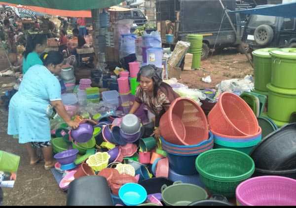 Pasar Kalangan Desa Kemang, Perabotan Plastik Laris