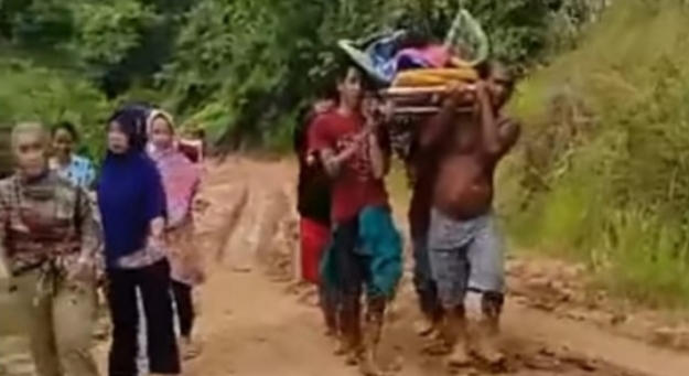 Jalan Berlumpur, Ibu Melahirkan Harus Ditandu, Sayangnya Janin Meninggal Sebelum Dilahirkan
