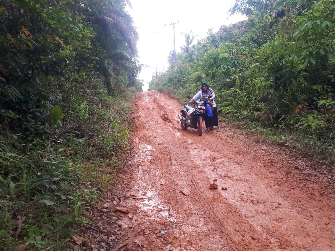 Jalan Licin, Terpaksa Dorong Motor