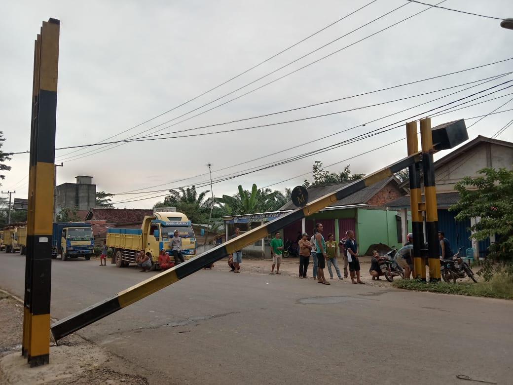 Disenggol Fuso, Portal Talang Siku Jatuh