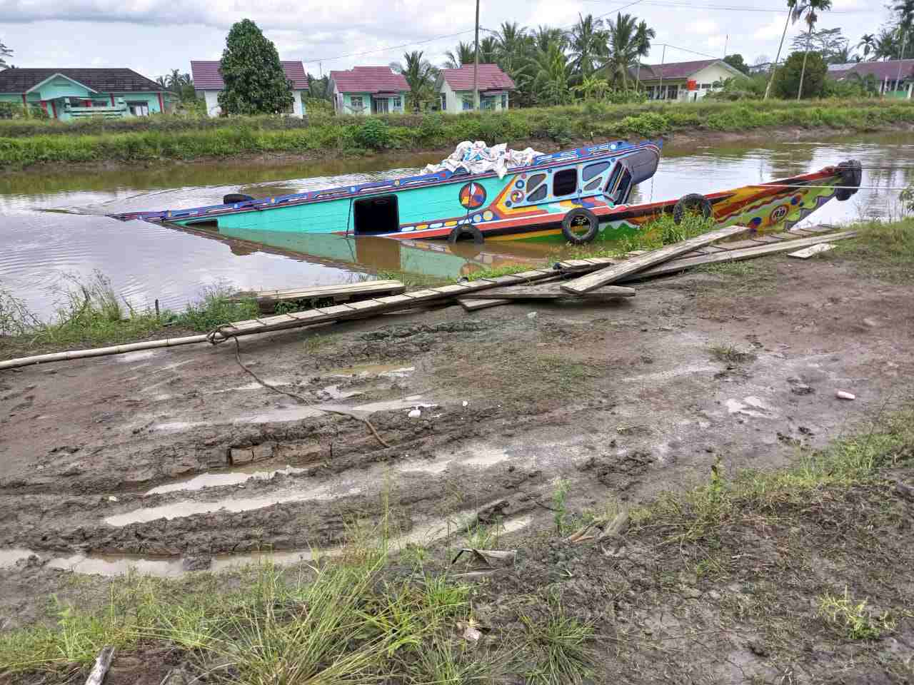 Kapal Jukung Karam, Ribuan Karung Pupuk Subsidi Tenggelam