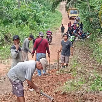 Gotong Royong Benahi Jalan