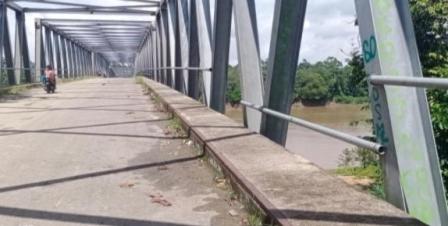 Besi Pagar Jembatan di Desa Terusan Banyak Hilang