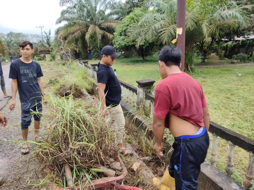 Kades dan Warga Linggosari Gotong Royong Bersihkan Lapangan Sepakbola & Saluran Air