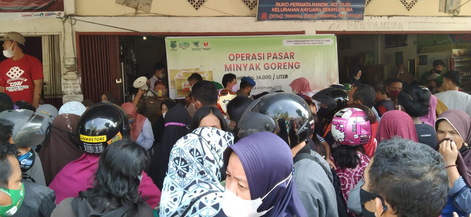 Ribuan Warga Serbu Operasi Pasar Minyak Goreng