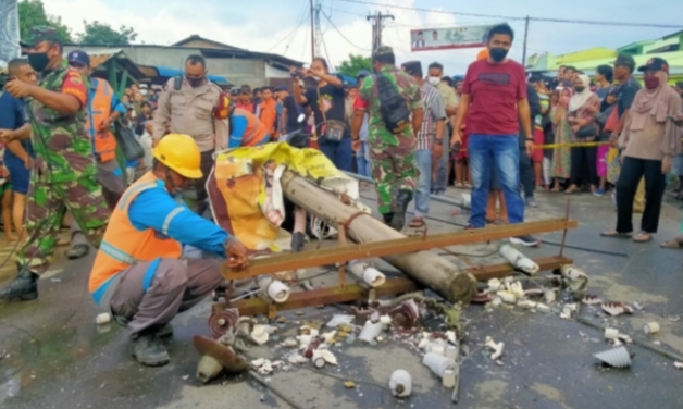 Hujan Badai, Pengendara Motor Tewas Ditimpa Tiang Listrik