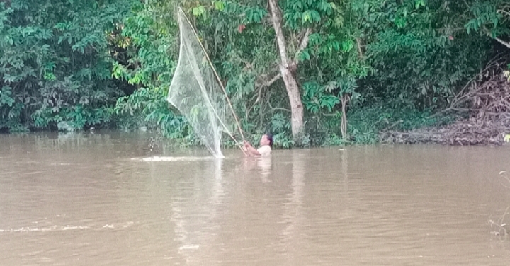 Warga Ramai Tangkap Ikan Mudik